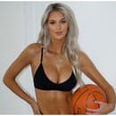 Veronika Rajek a jej odvážne fotky s basketbalovou loptou.