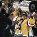 Stanley Cup v rukách Jonathana Quicka. 