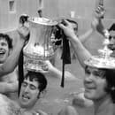 Hráč Chelsea John Hollins (druhý zľava) a jeho spoluhráči oslavujú FA Cup 29. apríla 1970.