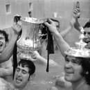 Hráč Chelsea John Hollins (druhý zľava) a jeho spoluhráči oslavujú FA Cup 29. apríla 1970.
