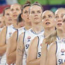 Na snímke tretia sprava kapitánka Barbora Wrzesiňská a jej spoluhráčky spievajú slovenskú hymnu pred zápasom.