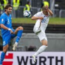 Na snímke zľava Willum Thor Willumsson (Island) a Stanislav Lobotka (Slovensko) počas zápasu kvalifikácie ME 2024 Island - Slovensko.