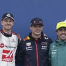 Líder svetového šampionátu Holanďan Max Verstappen (uprostred) z tímu Red Bull  pózuje po triumfe v kvalifikácii na nedeľnú Veľkú cenu Kanady.