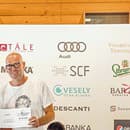 Miroslav Šatan odovzdáva šek počas charitatívneho golfového podujatia na Táľoch.