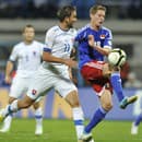 Nicolas Hasler (vpravo) si duel proti Slovákom nezopakoval pre zranenie. 