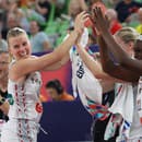 Belgické basketbalistky Julie Vanloová a Betty Munungaová sa tešia z výhry.