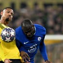 Hráč Dortmundu Sebastien Haller (vľavo) v súboji s Kalidouom Koulibalym z Chelsea.