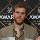 Útočník Edmontonu Connor McDavid získal tretíkrát v kariére Hartovu trofej pre najužitočnejšieho hráča sezóny v zámorskej NHL. 