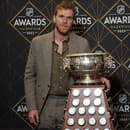 Útočník Edmontonu Connor McDavid získal tretíkrát v kariére Hartovu trofej pre najužitočnejšieho hráča sezóny v zámorskej NHL. 