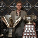 Útočník Edmontonu Connor McDavid získal tretíkrát v kariére Hartovu trofej pre najužitočnejšieho hráča sezóny v zámorskej NHL. 