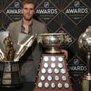 Útočník Edmontonu Connor McDavid získal tretíkrát v kariére Hartovu trofej pre najužitočnejšieho hráča sezóny v zámorskej NHL. 