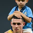 Phil Foden oslavuje triumf v Lige majstrov so synom Ronniem.