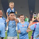 Phil Foden oslavuje triumf v Lige majstrov so synom Ronniem.