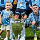 Phil Foden oslavuje triumf v Lige majstrov so synom Ronniem.