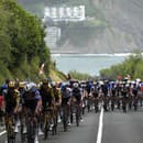 Skupina cyklistov šliape do pedálov počas prvej etapy cyklistických pretekov Tour de France.