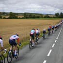 Cyklisti počas druhej etapy Tour de France.