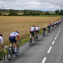 Cyklisti počas druhej etapy Tour de France.