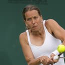 Česká tenistka Barbora Strýcová postúpila pri svojom rozlúčkovom turnaji do 2. kola Wimbledonu.