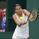 Česká tenistka Barbora Strýcová postúpila pri svojom rozlúčkovom turnaji do 2. kola Wimbledonu.