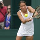 Česká tenistka Barbora Strýcová postúpila pri svojom rozlúčkovom turnaji do 2. kola Wimbledonu.