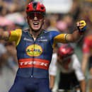 Dánsky cyklista Mads Pedersen z tímu Lidl-Trek sa teší z víťazstva v 8. etape 110. ročníka cyklistických pretekov Tour de France.