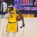 Americký basketbalista LeBron James s tímu Los Angeles Lakers si utiera slzy po tom, čo sa stal najlepším strelcom histórie NBA.