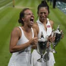 Taiwansko-česká dvojica Hsieh Su-Wej, Barbora Strýcová (vľavo) sa teší zo zisku trofeje na grandslamovom Wimbledone.