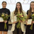 Juniorské slovenské reprezentantky v streľbe, zľava Adriána Zajíčková, Adela Supeková a Miroslava Hocková pózujú s cenami pre najúspešnejších športovcov Slovenského streleckého zväzu za rok 2022.