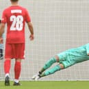 Na snímke brankár Slovana Milan Borjan (dole) chytá penaltu, ktorú nepremenil hráč luxemburského FC Swift Hesper Dominik Stolz (vpravo) v odvetnom zápase 1. predkola  Ligy majstrov FC Swift Hesper - ŠK Slovan Bratislava