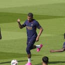 Kylian Mbappé (v strede) je na predaj.