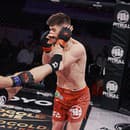 Český MMA bojovník Adam Jakubík si naposledy pripísal prvú kariérnu prehru medzi profesionálmi, keď prehral súboj s Michalom Dubom.