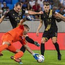 Na snímke zľava Josip Čondrič, Nemanja Bilbija, Marin Magdič (všetci Mostar) a André Green (Slovan) v odvete play off Európskej konferenčnej ligy (EKL) vo futbal ŠK Slovan Bratislava - HŠK Zrinjski Mostar v auguste 2022.