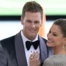 Americký futbalista TomBrady a brazílska topmodelka Gisele Bündchenová.
