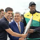 Rok pred OH predstavil šéf organizátorov Estanguet (vľavo v spoločnosti šéfa MOV Bacha a legendárneho Bolta) olympijskú pochodeň.