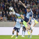 Na snímke uprostred Juraj Kucka (ŠK Slovan).