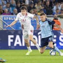 Na snímke uprostred Juraj Kucka (Slovan), vľavo Zvonimir Kožulj a vpravo Nemanja Bilbija (obaja Zrinjski) bojujú o loptu.