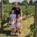 Juraj so svojimi dcérkami Aničkou (10), Eliškou (6) a Karolínkou (2) vo vinohrade v Skalici.