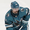 Na archívnej snímke z 14. februára 2023 obranca San Jose Sharks Erik Karlsson počas zápasu zámorskej NHL proti Pittsburghu Penguins v San Jose.