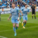 Juraj Kucka z ŠK Slovan Bratislava (v popredí) sa teší zo streleného gólu.