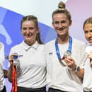 Zľava slovenská atlétka Viktória Forsterová, slovenské chodkyne Ema Hačundová, Hana Burzalová a Alžbeta Ragasová s medailami.