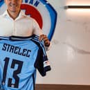 David Strelec pózuje s dresom Slovana.