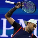 Austrálsky tenista Nick Kyrgios hádže svoju raketu o zem v zápase proti Rusovi Karenovi Chačanovovi.