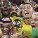 Cristiano Ronaldo oslavuje v drese Al-Nassr prvú trofej.  