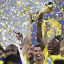 Cristiano Ronaldo oslavuje v drese Al-Nassr prvú trofej.  
