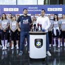 Na snímke v popredí zľava reprezentačný tréner žien Michal Mašek a prezident Slovenskej volejbalovej federácie Marek Rojko počas brífingu s volejbalovou reprezentáciou žien SR.