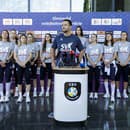 Na snímke v popredí zľava reprezentačný tréner žien Michal Mašek a prezident Slovenskej volejbalovej federácie Marek Rojko počas brífingu s volejbalovou reprezentáciou žien SR.