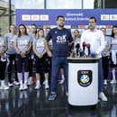 Na snímke v popredí zľava reprezentačný tréner žien Michal Mašek a prezident Slovenskej volejbalovej federácie Marek Rojko počas brífingu s volejbalovou reprezentáciou žien SR.