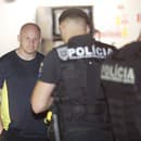 V stredajších večerných hodinách zastavila polícia na odpočívadle v Lamači skupinu asi 100 poľských chuligánov.