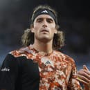 Stefanos Tsitsipas sa sťažoval na neposlušnú diváčku.