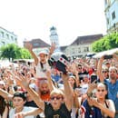 Fanúšikovia na námestí v Trenčíne pri rozlúčke s Mariánom Hossom.